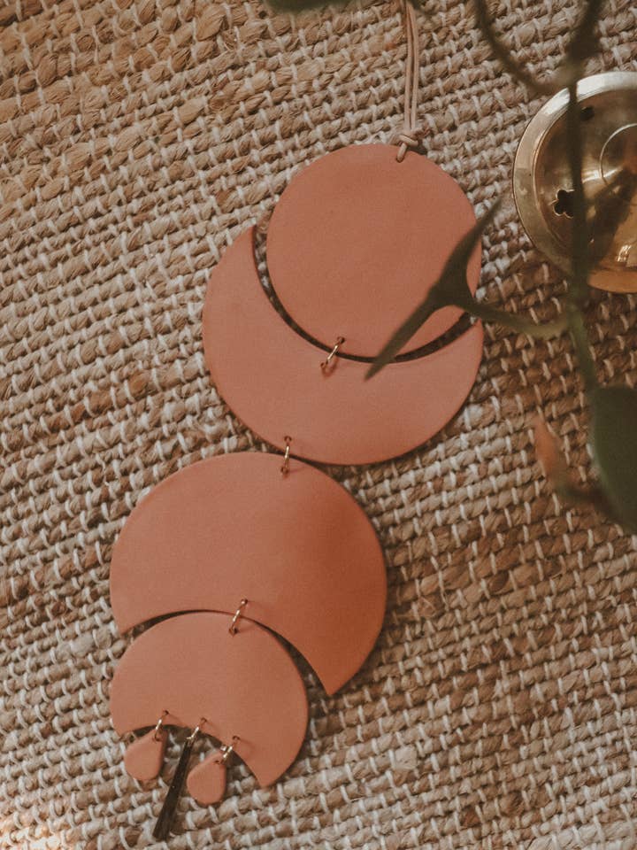 Lampada da parete in argilla con fasi lunari celesti con pendente in ottone per la vendita all'ingrosso da parte di Rooted Reverie