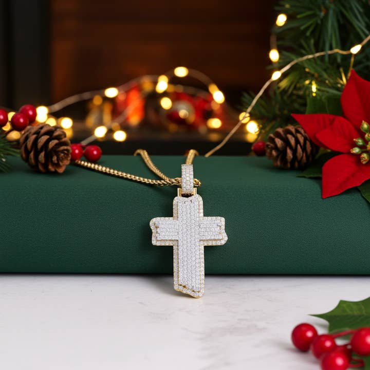 Pendentif Croix Charme en Argent Sterling Jaune avec Moissanite VVS D 3,0ct pour Hommes & Femmes de King Of Bling pour la vente par KING OF BLINGS