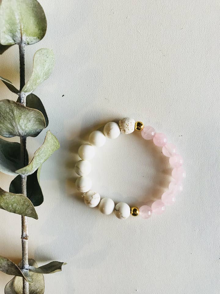Bracelet en quartz rose et howlite pour la vente par Maple + Love