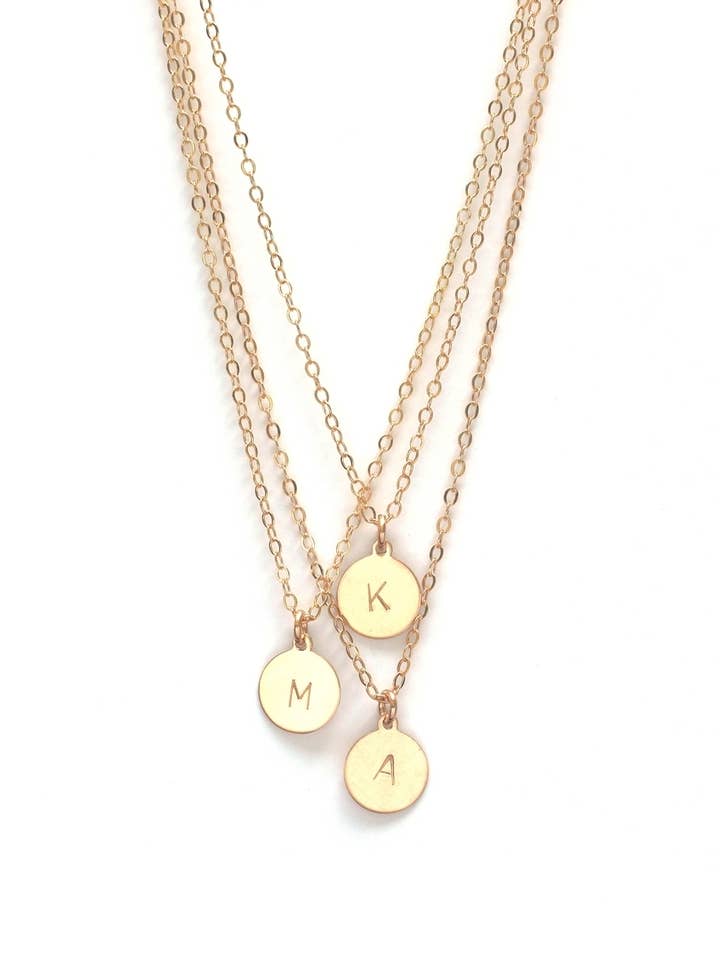 Collane classiche con disco iniziale per la vendita all'ingrosso da parte di Jennifer Tuton Jewelry