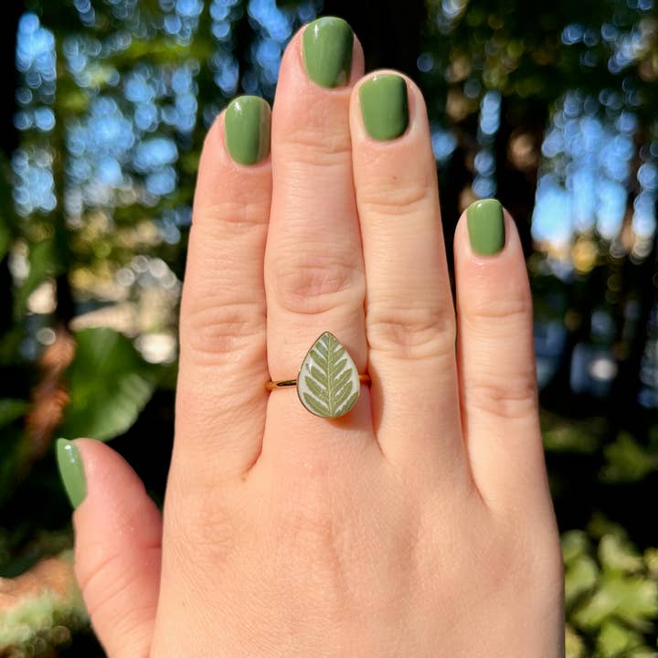 Anello piccolo con vera felce a goccia (retro bianco) per la vendita all'ingrosso da parte di Wild by Design