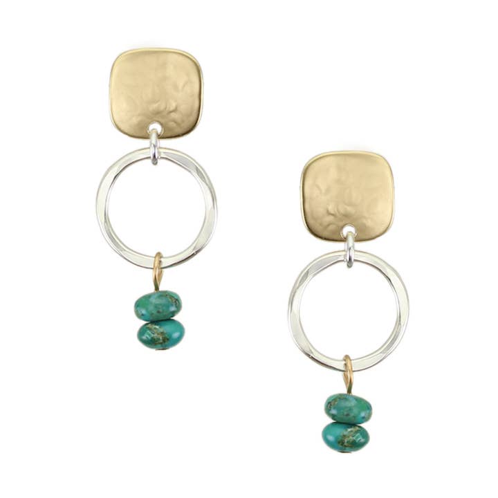 Fyrkant med hamrade ringar och turkospärlor Stolpörhänge för wholesale av Marjorie Baer