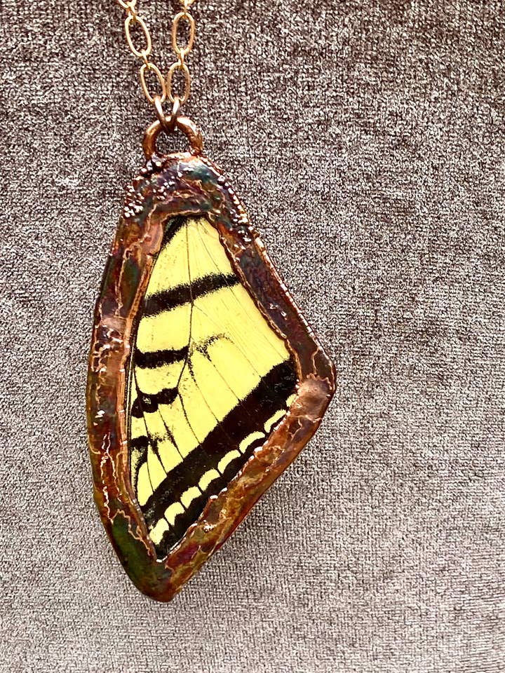 Pendentif Aile de Papillon Tigre Real Tiger pour la vente par The Posh’mina