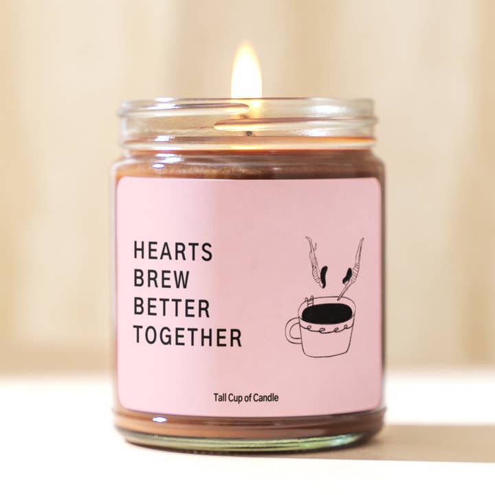 Hjerter brygger bedre sammen | Romantisk stearinlys gave | Kaffe tema stearinlys | Håndhældt soja stearinlys for engroshandel hos Tall Cup of Candle