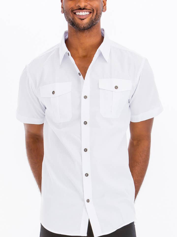 Chemise boutonnée à manches courtes et à deux poches sur la poitrine pour la vente par WEIV
