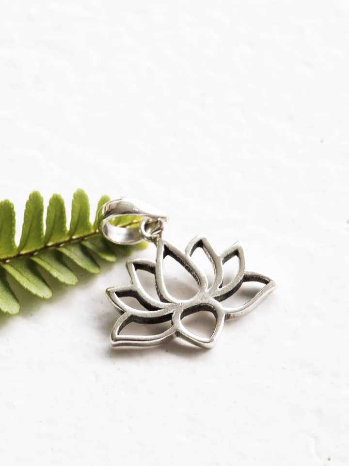 Pendente Lotus (Prata de Lei) por atacado de Meelah Collections