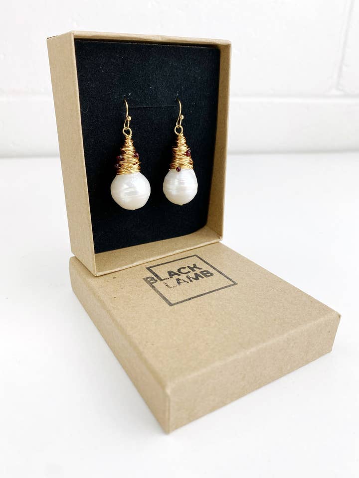 Brincos de Pérola de Água Doce Barroca e Rubi Facetado por atacado de Black Lamb Design