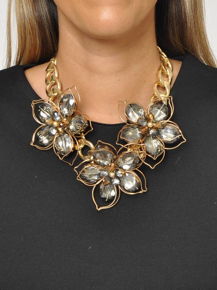 Collier court orné de trois fleurs en cristal pour la vente par Victoria Moda