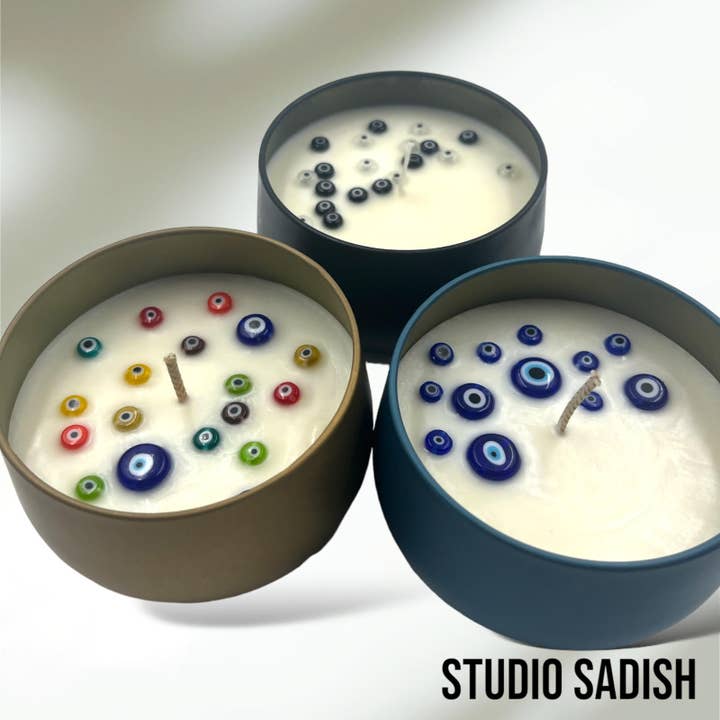 Bougie, cire de soja, protection non parfumée, contenant en étain Evil Eye pour la vente par Studio Sadish