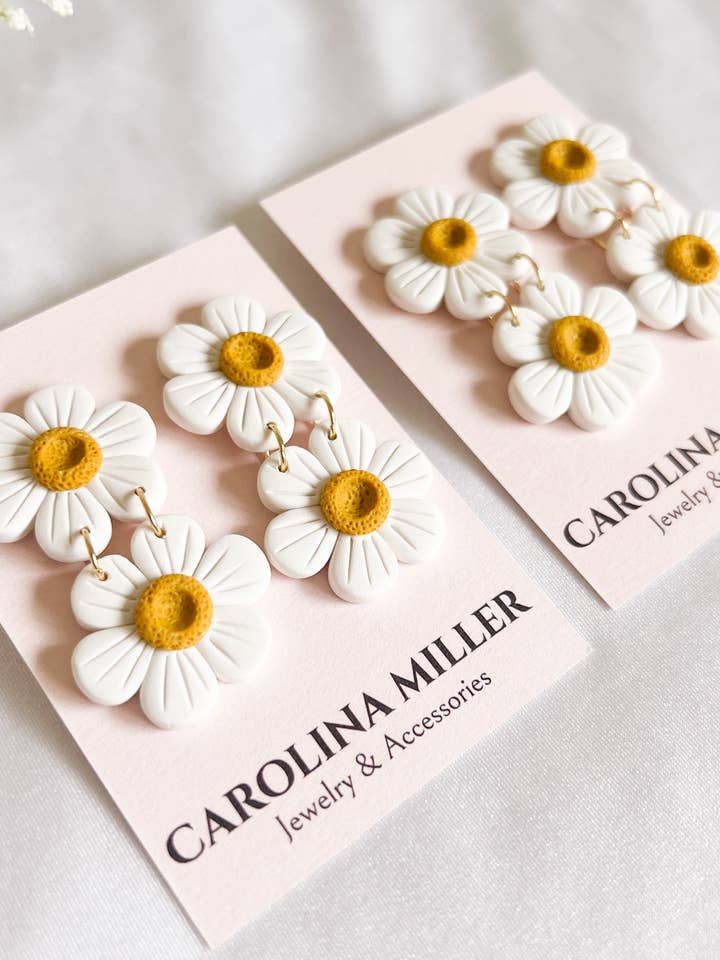 Håndlavede Øreringe med Hængende Margueritter i Polymer Ler for engroshandel hos Carolina Miller