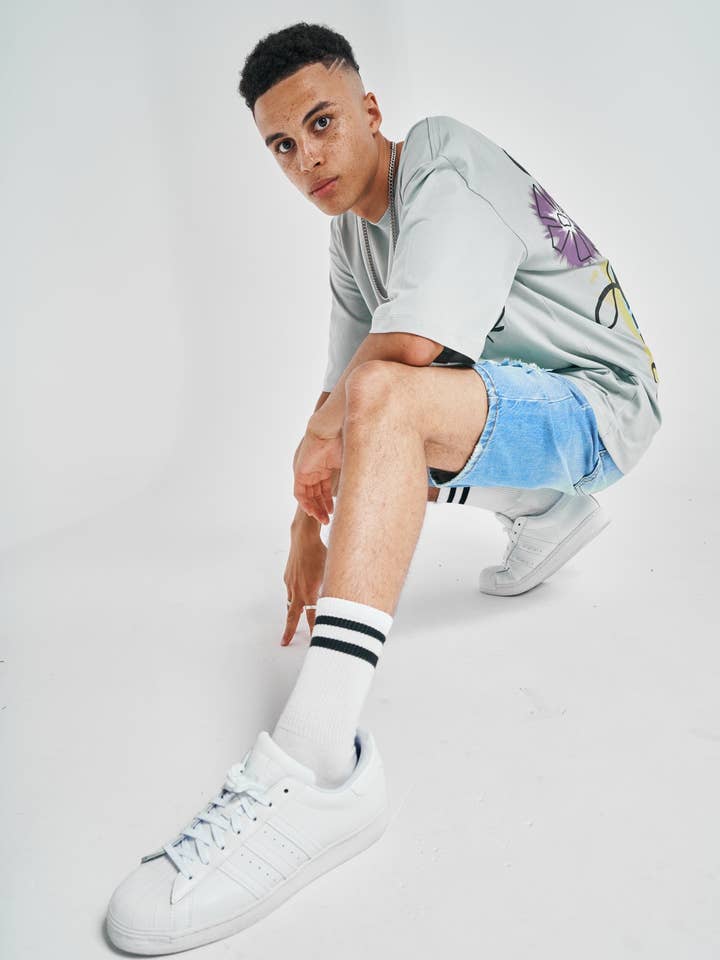 Short en jean bleu détruit pour la vente par UNEFFECTED STUDIOS