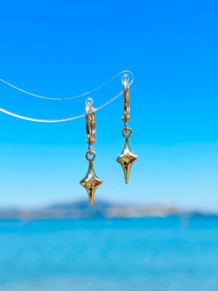 Boucles d'oreilles étoile délicates plaquées or 14K pour la vente par HolyGuacamolly