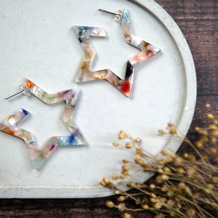 Akrylstjernebøjle, statement øreringe, sjove designs for engroshandel hos The Old Farmhouse Jewellery