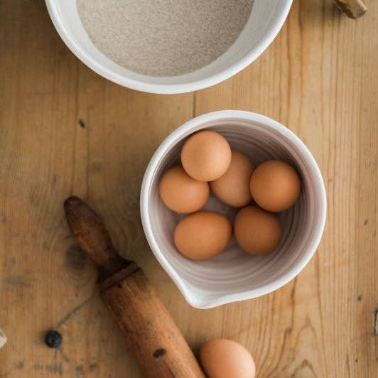 etúHOME - Wholesale Mixing Bowl - White Artisanal Handthrown Ceramic Mixing Bowl with Spout