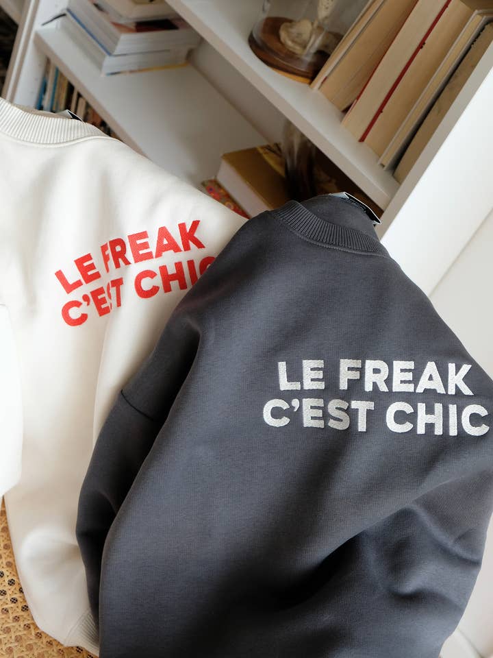rust & may – Großhandel Sweatshirt – Damen – Le Freak Sweatshirt für Damen (Cremefarben)
