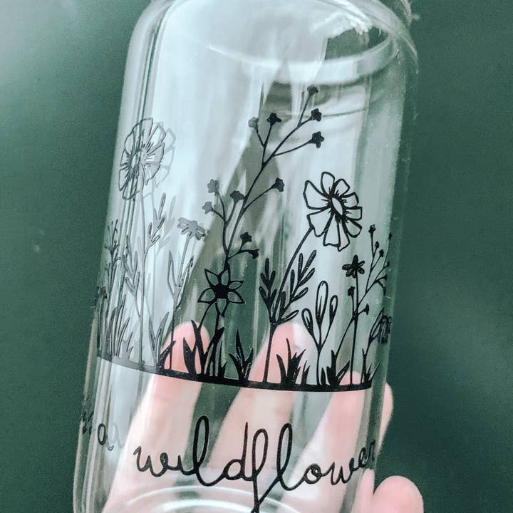 Dottie Wombat – Copo/caneca por atacado – Lata de cerveja de vidro Wildflower com tampa e palha de bambu1