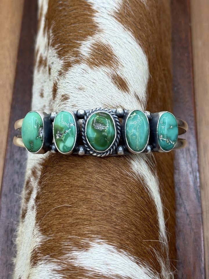 Navajo håndlavet armbånd i sterlingsølv med Sonoran guld turkis klynge. for engroshandel hos Native City Jewelry