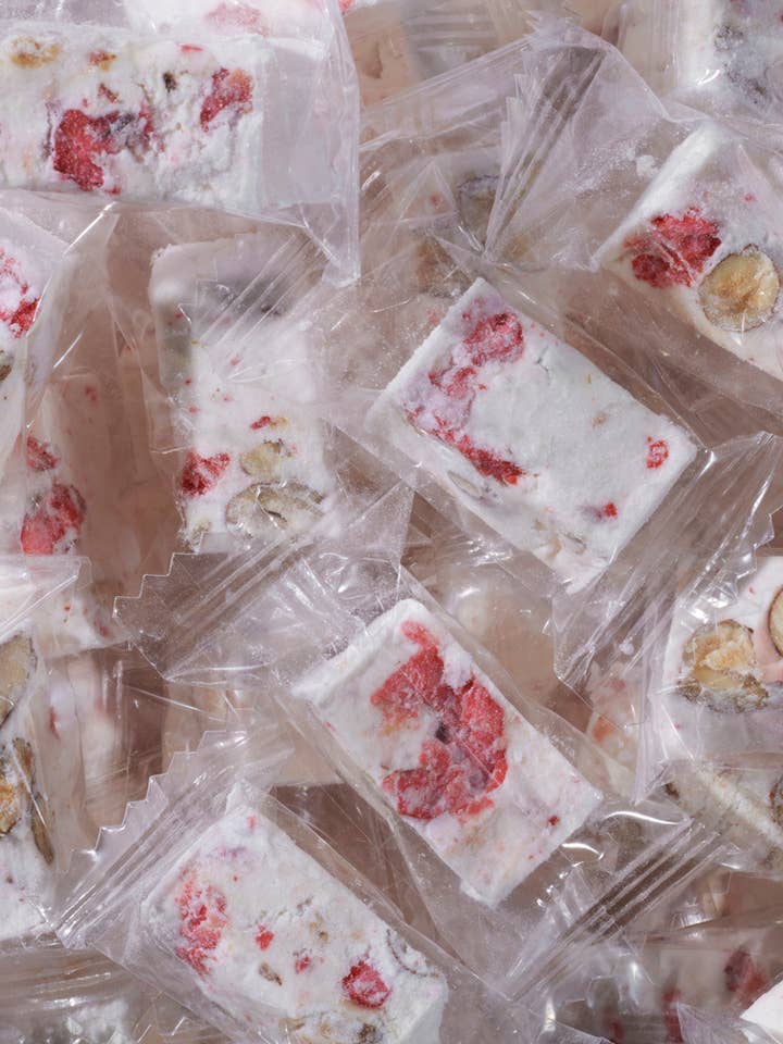 Zachte nougatpraline met rode folie ANONYME 2,5 kg zak voor wholesale door Nougat Diane De Poytiers