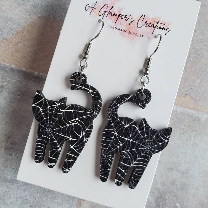 Sort & hvid Spiderwebs træ Halloween kat øreringe for engroshandel hos A Glamper's Creations LLC