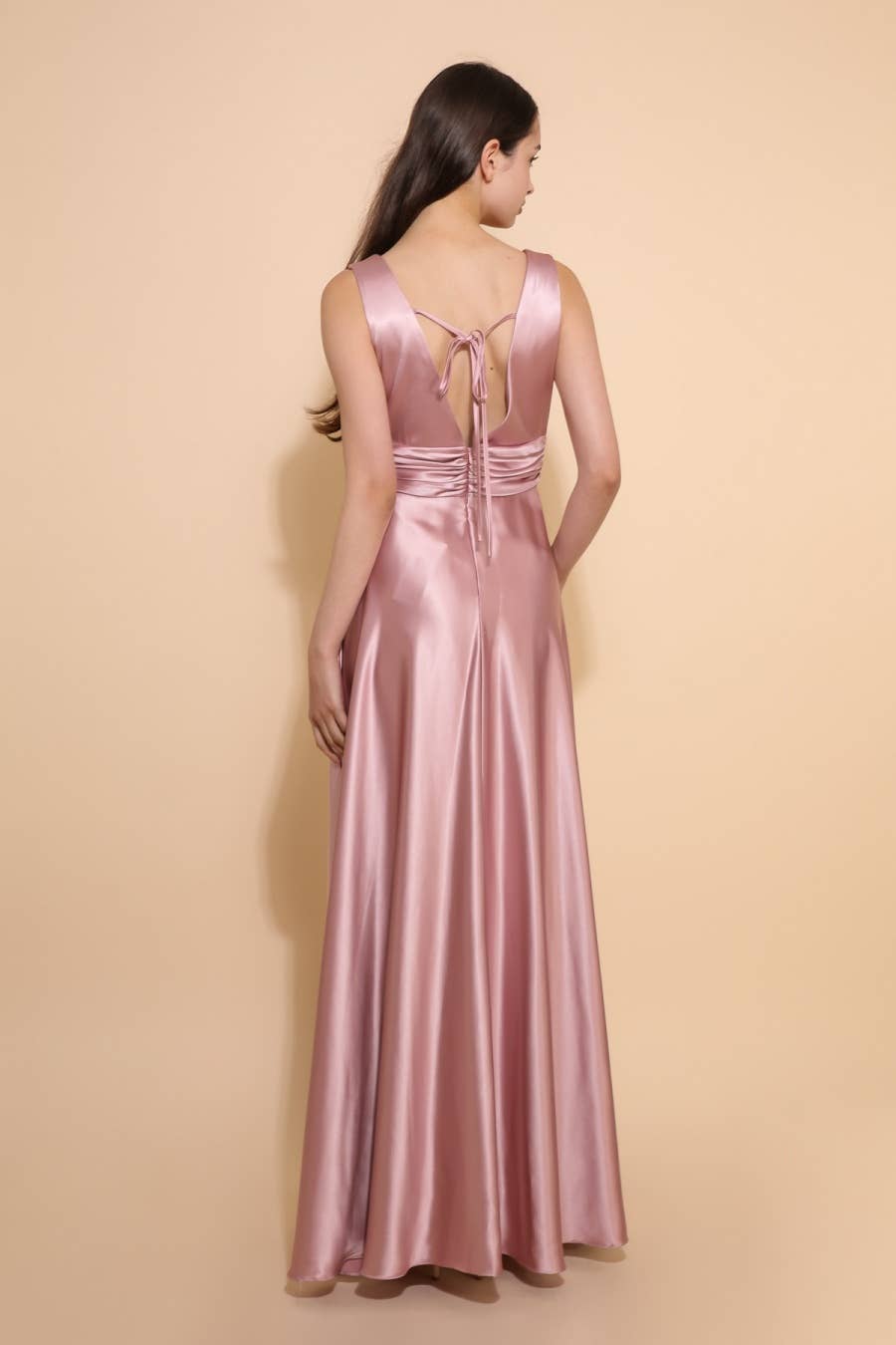 Lautinel – Engroshandel Aftenkjole - Dame – Plus size aftenkjole i satin med V-udskæring R1874G3