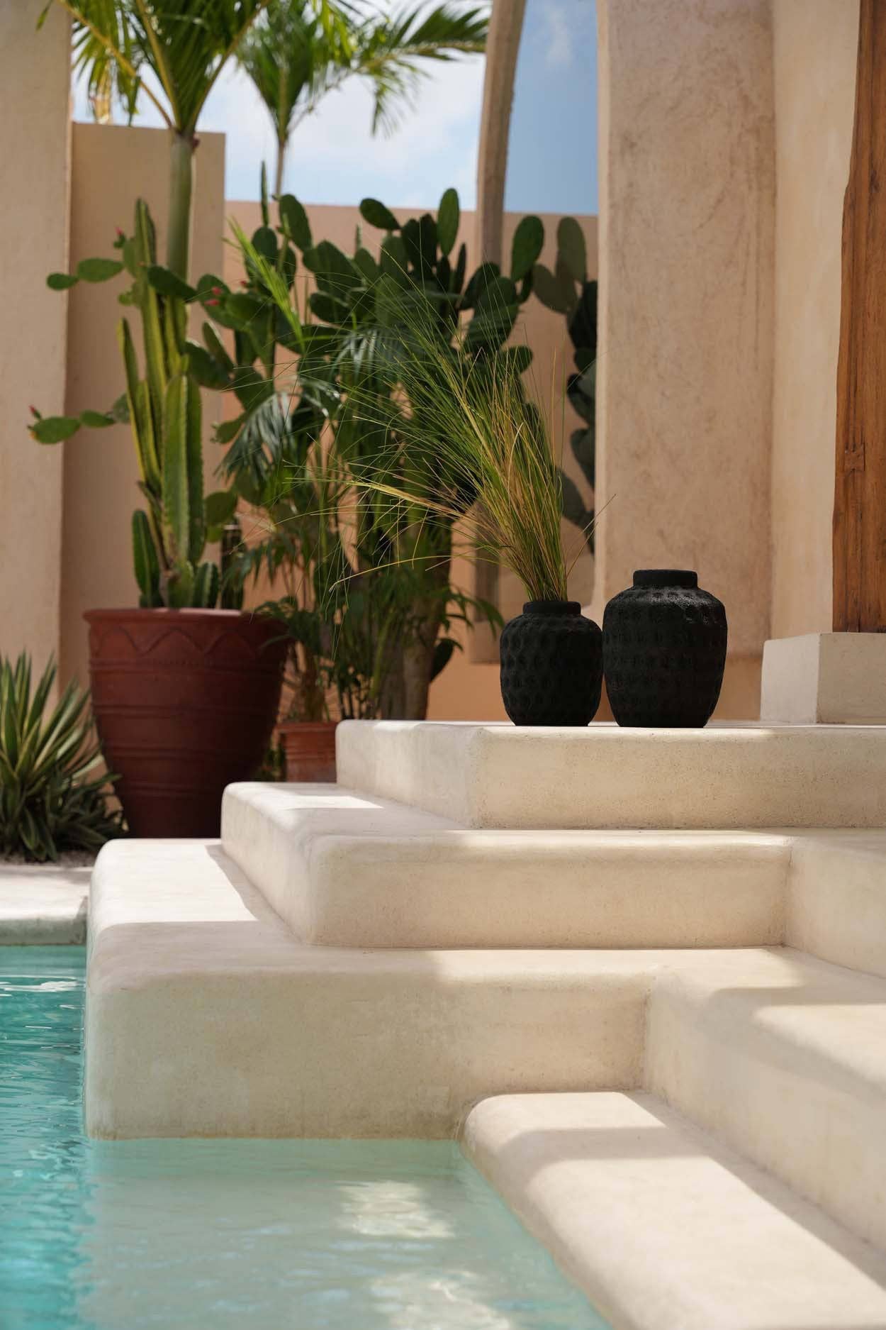 Bazar Bizar Living – wholesale Vase – The Peaky Vase - Black - M1