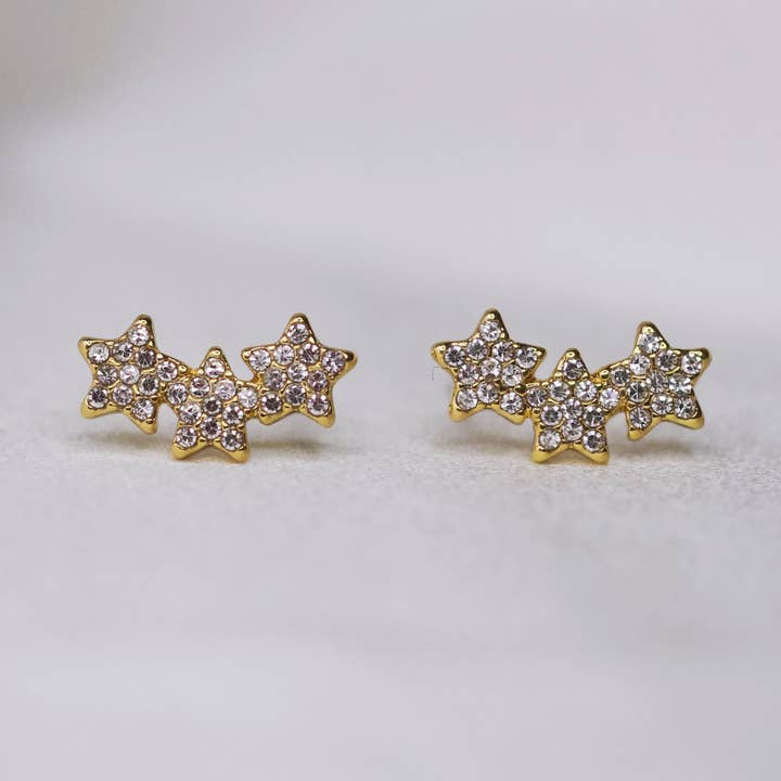 Boucles d’oreilles clous étoiles pavées pour la vente par Wildflower + Co.