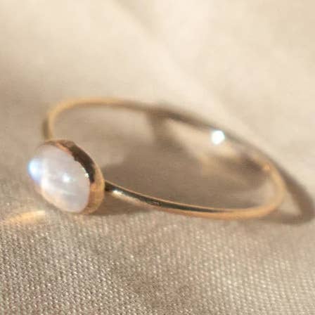 Bague en pierre de lune ovale pour la vente par Emery and Opal