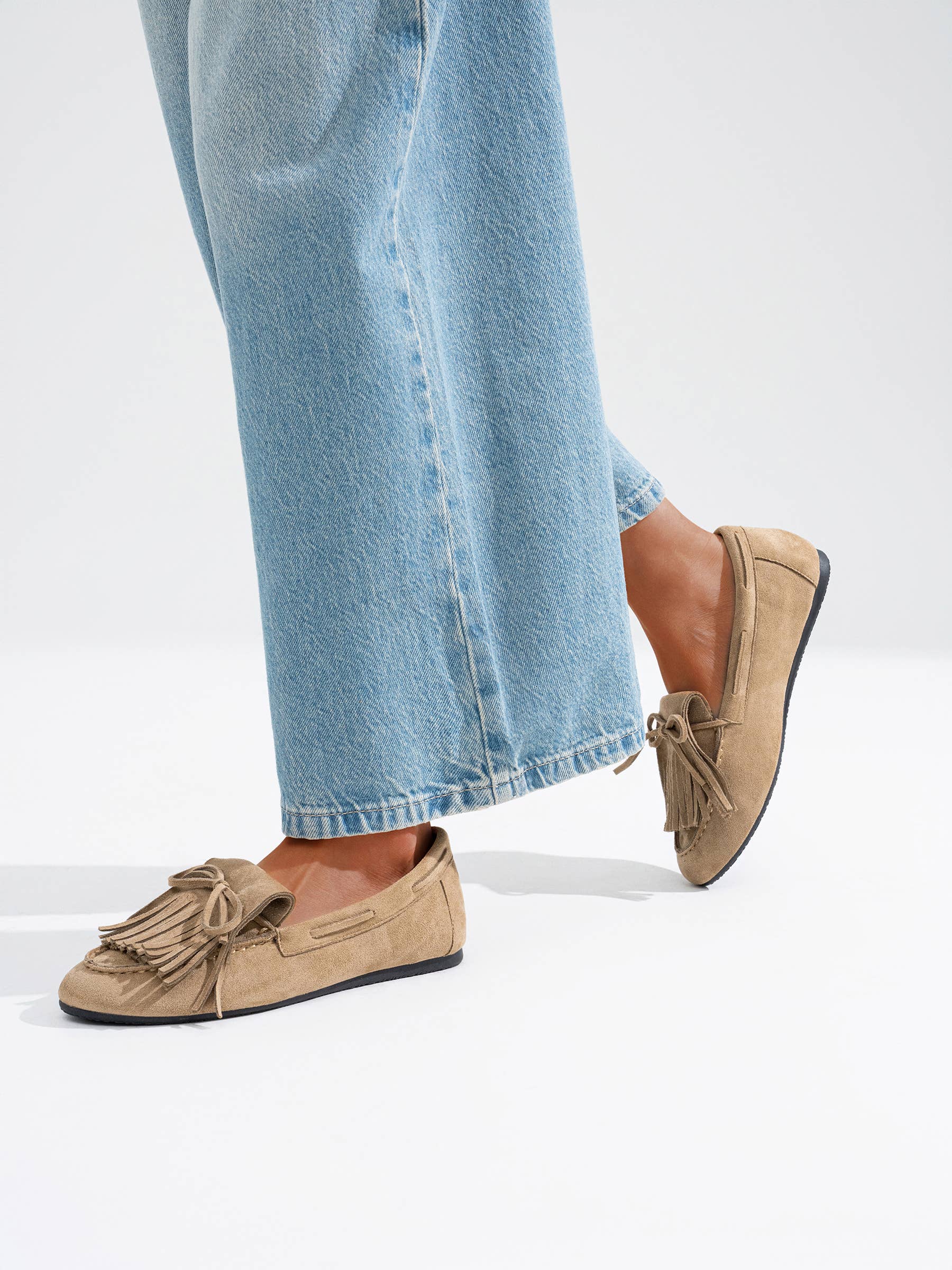 CEREZA – Großhandel Loafer – Damen – NAUTISCHER WILDLEDER-SLIPPER MIT FRANSEN11