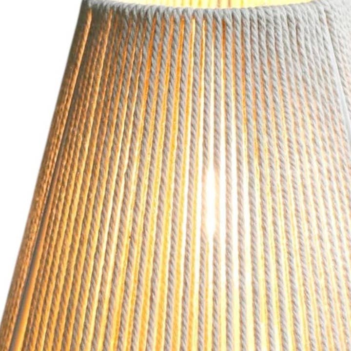 HomeRoots - Venta al por mayor Lámparas decorativas/de escritorio - Lámpara de escritorio con pantalla geométrica de cuerda beige de 7" a pilas.3