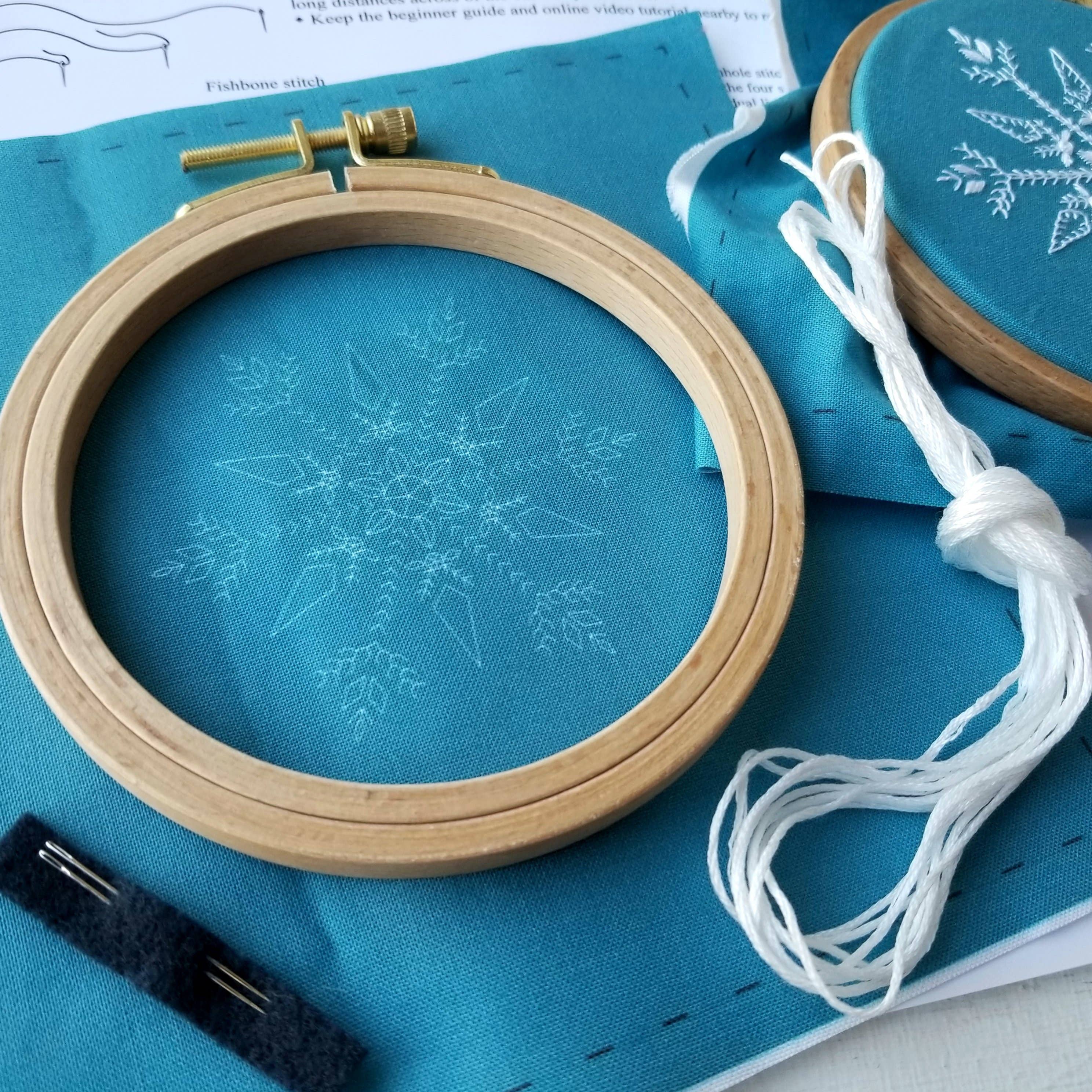 Jessica Long Embroidery - Vente Accessoire de broderie/point de croix - Kit d'ornement fait main avec mini floconnet de neige1