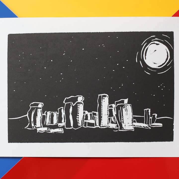 Gravure sur linoléum de Stonehenge : Art du ciel nocturne en noir et blanc pour la vente par Jenna Smith