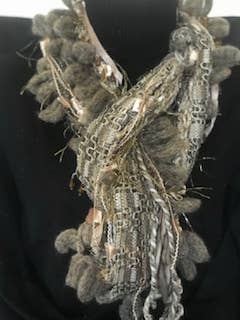 Lagdelt garntørklæde i Taupe - Håndlavet af håndværkere for engroshandel hos Scarves of Westwood