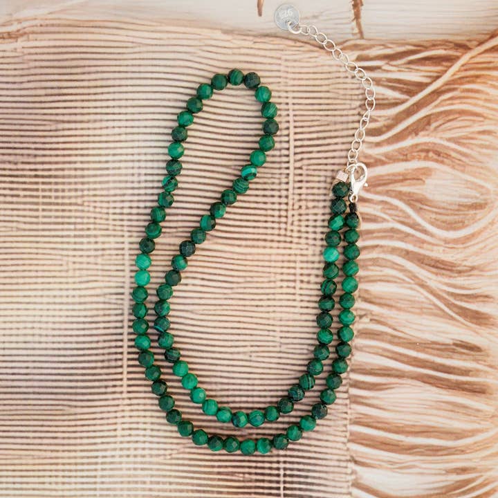 Collier délicat en malachite avec fermoir en argent sterling pour la vente par The Blue Yogi