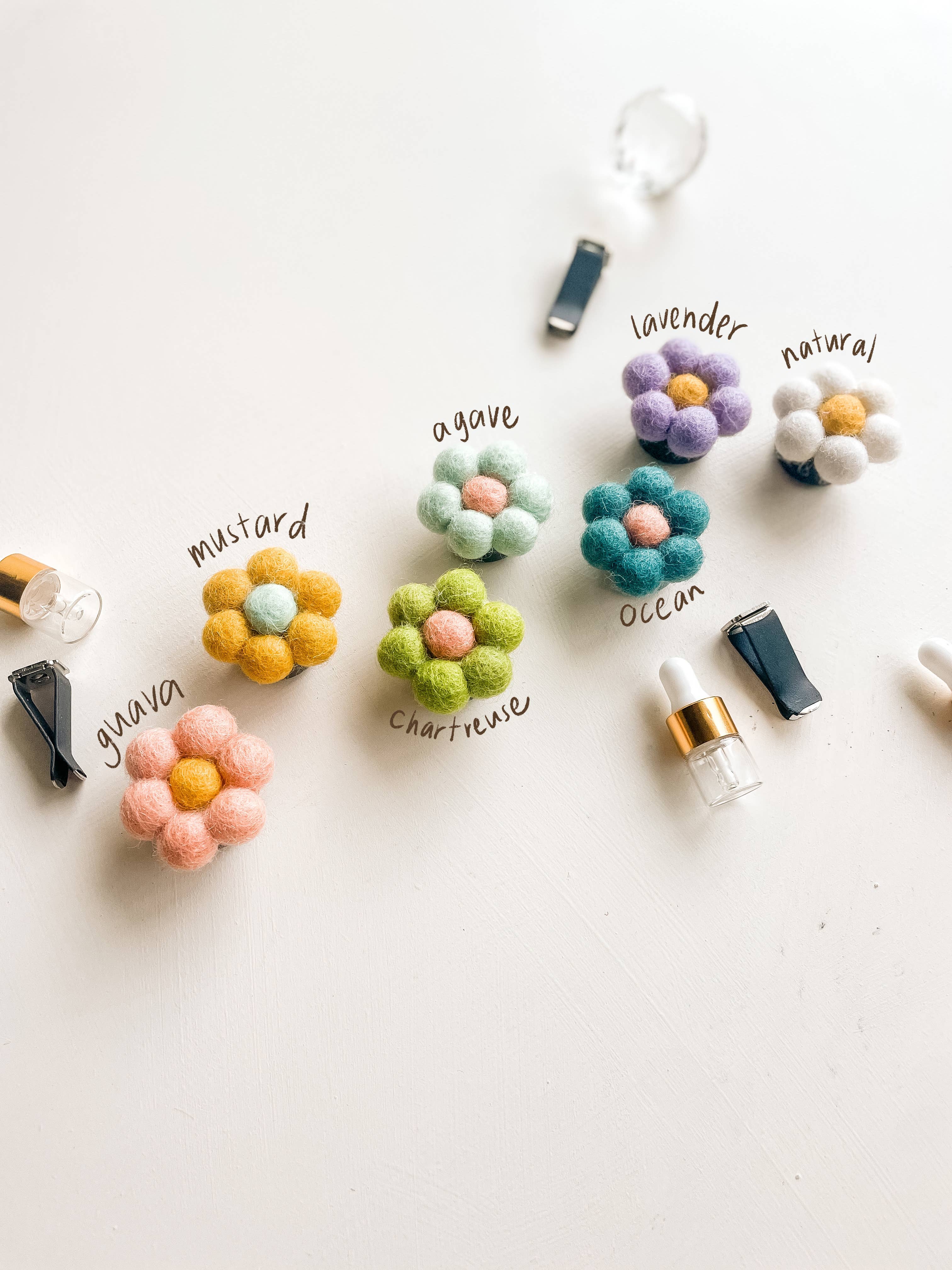 Ruth Artistry & Decor LLC - Venta al por mayor Ambientador de coche - Mujer - Difusor con clip de ventilación con forma de flor de margarita, ambientador para coche1