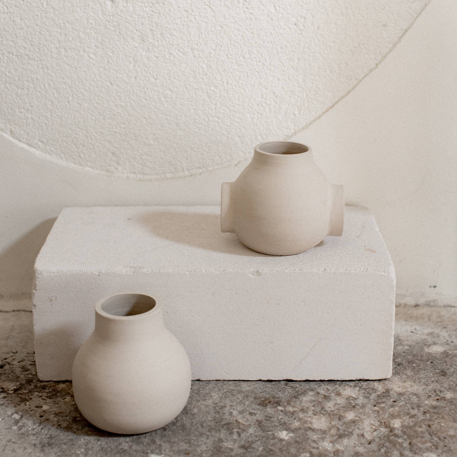 Claycraft – wholesale Vas – Rund keramisk bollvas öppen design rå handgjord2