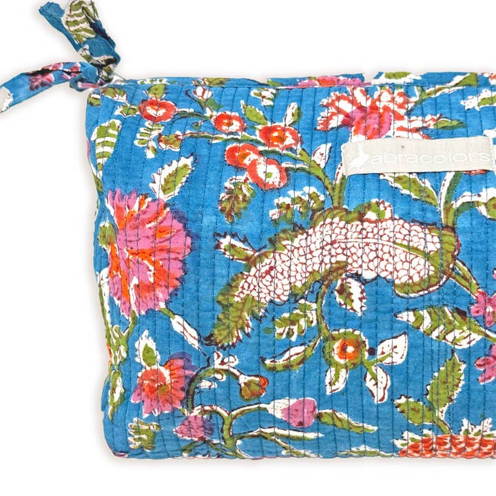 ABRACOLORS – Großhandel Kosmetiktasche – Damen – Blauer Kulturbeutel mit rotem Blumenmuster3