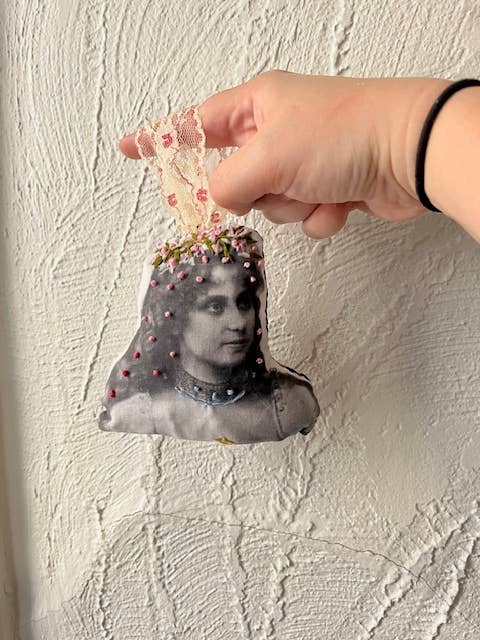 Les Is More 894 - Wholesale Ornament - Embroidered Quirky Vintage Picture Ornament2