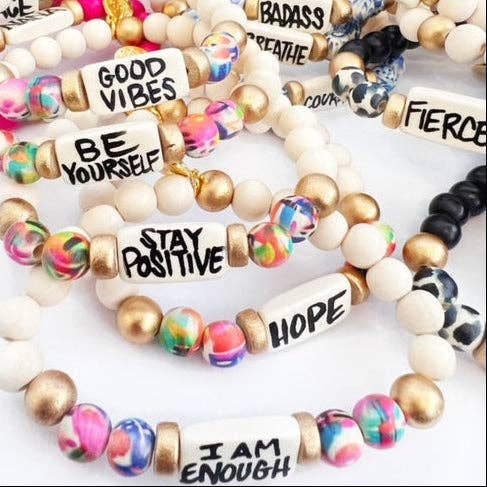 Audra Style – Engroshandel Perlearmbånd – 24 assorterede armbånd med affirmationer og navne, forpakning3