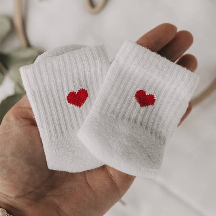 Chaussettes bébé cœur rouge (lot de 5 pièces) pour la vente par Eulenschnitt