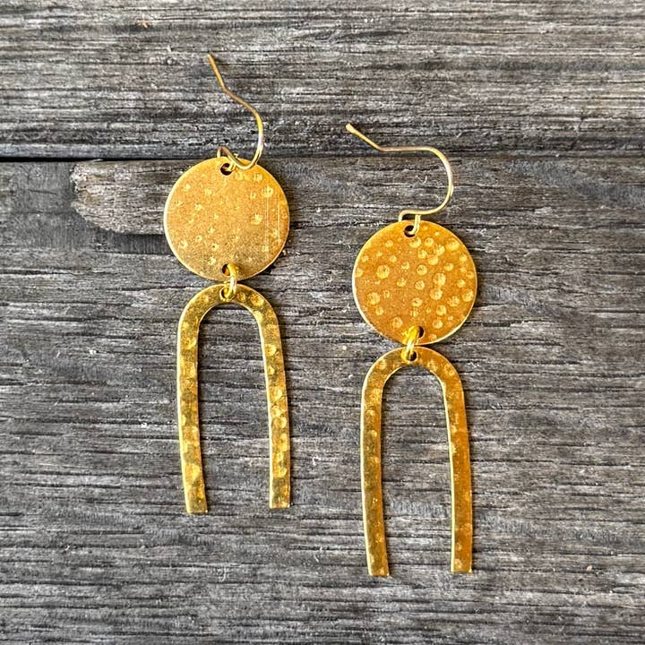 Hestesko Dråber - Hamret Messing Øreringe for engroshandel hos Be Like Missy