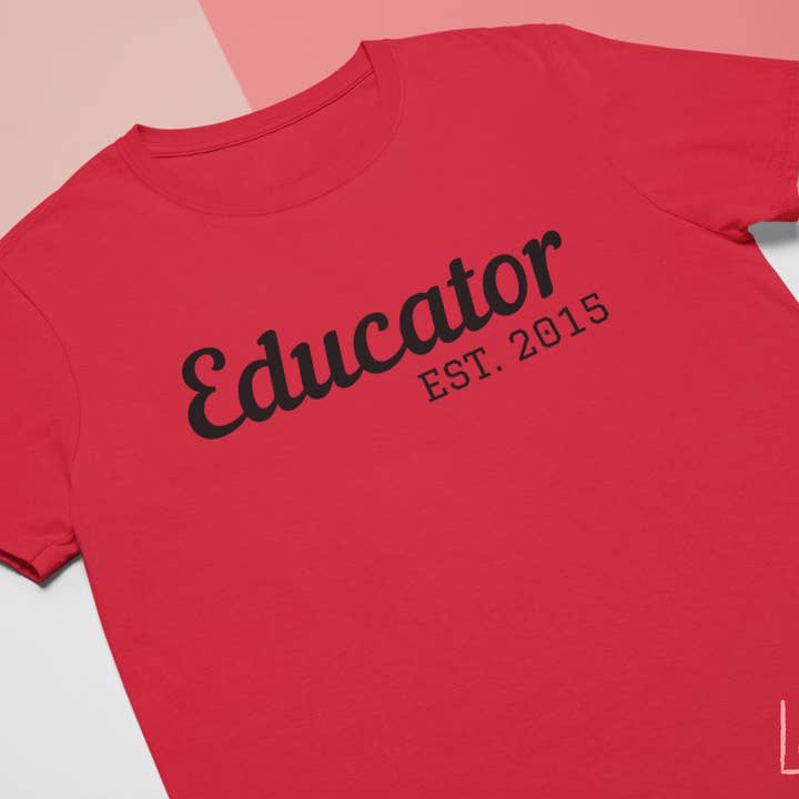 Opvoeder Est... Tee voor wholesale door Dukes Designs & Creations