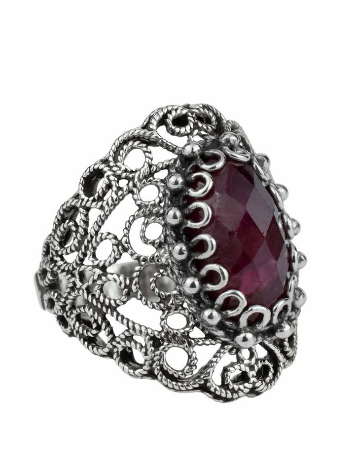 Bague en argent pour femme avec pierre précieuse en corindon rubis. pour la vente par Filigranist Jewelry