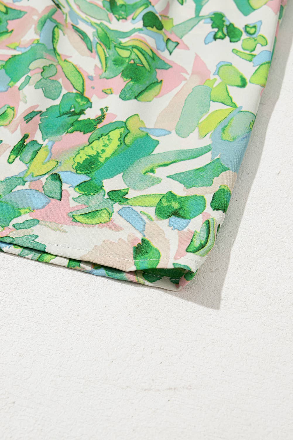 Vert Blouse froncée à col montant à manches volantées et imprimé feuillu en vente sur Faire6