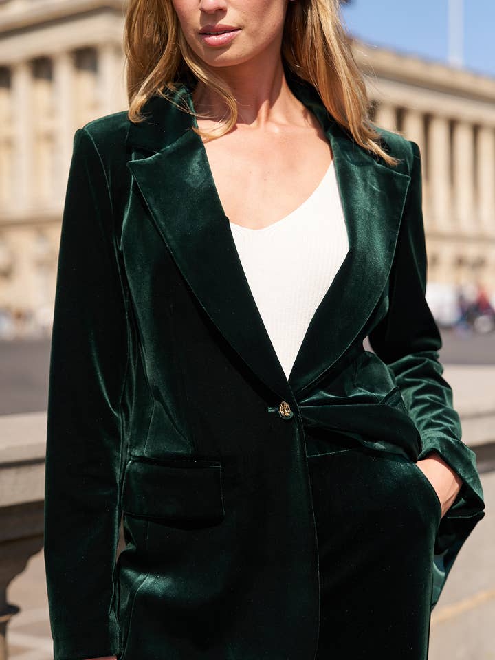 Giacca oversize in velluto con bottone dorato per la vendita all'ingrosso da parte di Attentif Paris