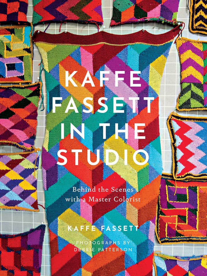 Kaffe Fassett dans le studio : Dans les coulisses avec un pour la vente par Abrams