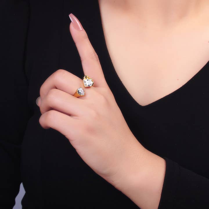 Ouro Anel de Garra Envolvente Fundida com Baguete de Zircônia Cúbica Transparente Revestido a Ouro 24K | O844 para venda a revendedores na Faire1