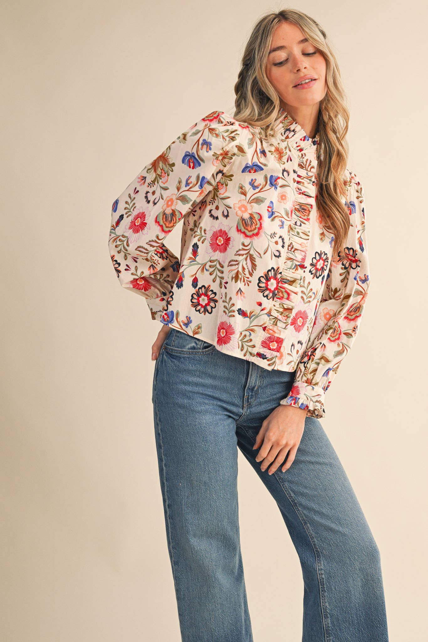 &MERCI – Engroshandel Skjorte med buttondown – til kvinder – EKSKLUSIV BLOMSTRET RUFFLET KNAPNEDERDEL TOP MTP456010