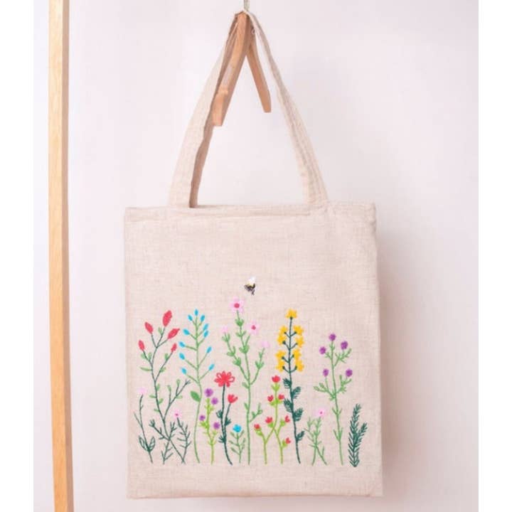 Sac à livres en tissu brodé Wild Flower, sac fourre-tout brodé pour la vente par EmbroideryNTA