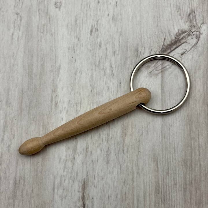 Portachiavi a tamburo in legno bianco, portachiavi a bacchetta, batterista, banda per la vendita all'ingrosso da parte di Hazel Grove Customs