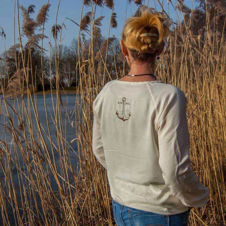 Blouse « Kajsa » à col en V profond avec broderie ancre pour la vente par Kuehle Design